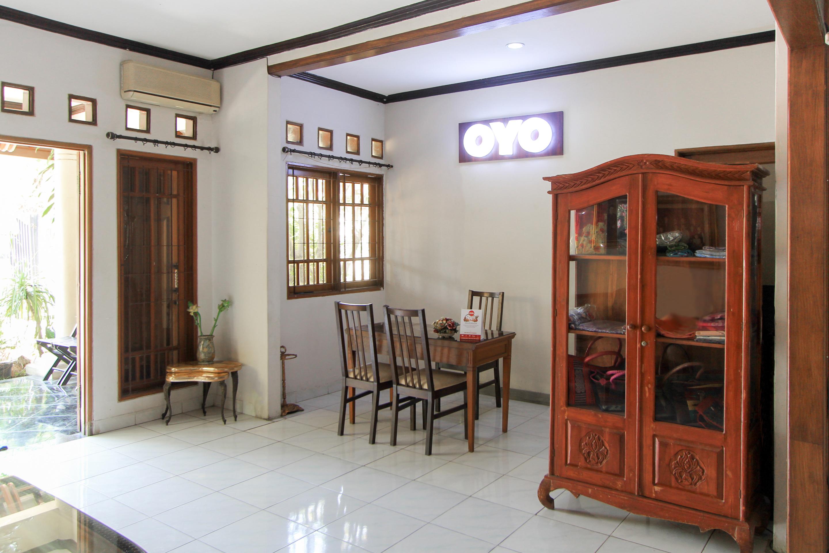 Santo Guest House Tropodo Surabaya Luaran gambar