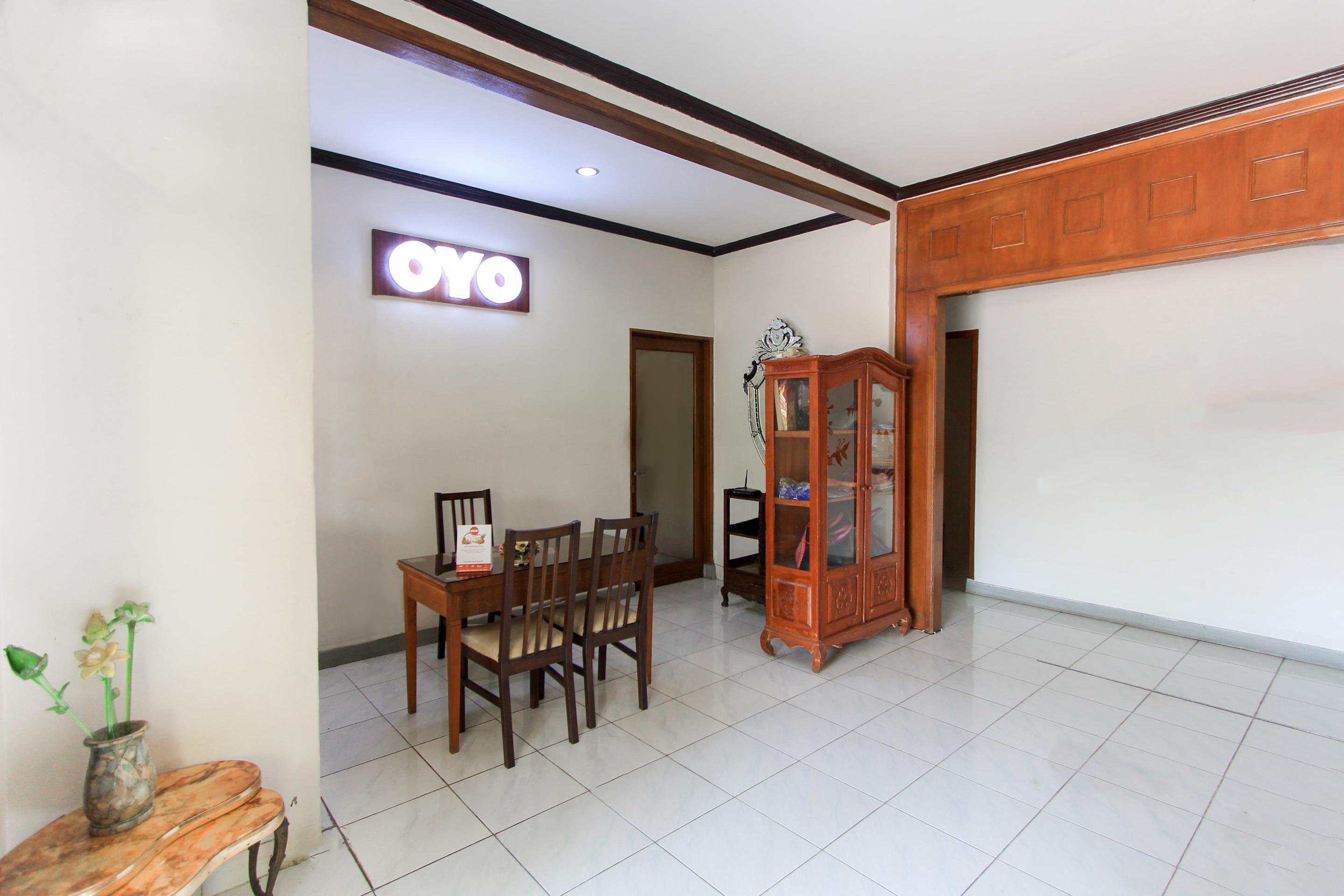 Santo Guest House Tropodo Surabaya Luaran gambar