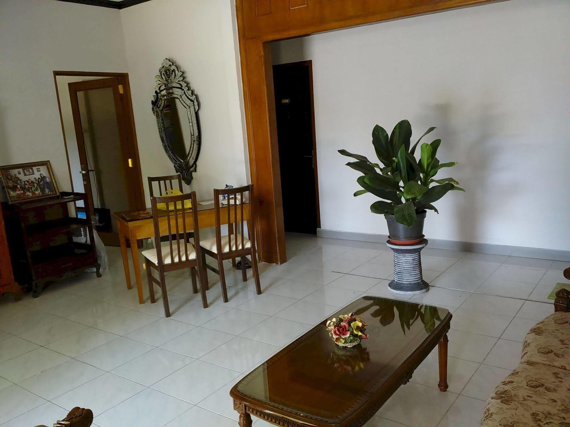 Santo Guest House Tropodo Surabaya Luaran gambar