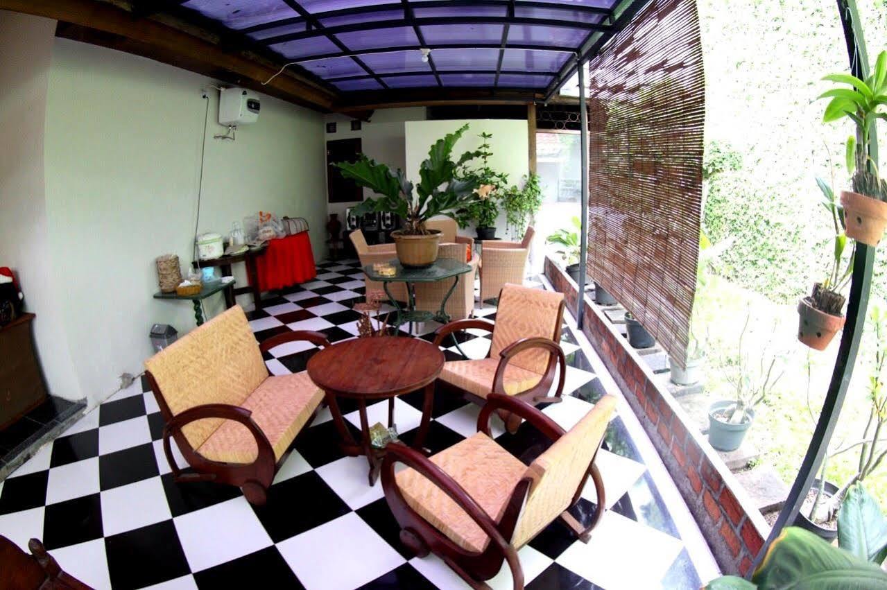 Santo Guest House Tropodo Surabaya Luaran gambar